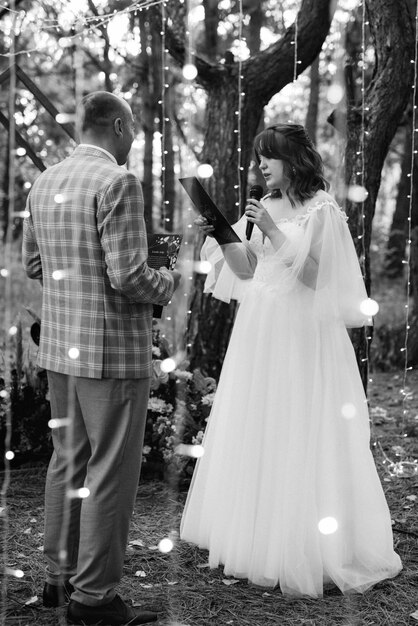 L'homme et la femme se sont fiancés dans la forêt d'automne lors d'une cérémonie de décoration de mariage