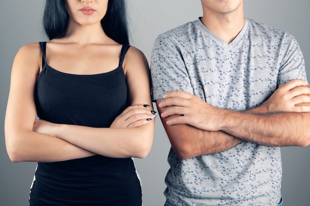 Un homme et une femme se tiennent côte à côte, les bras croisés