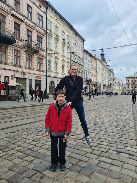 Un homme et une femme se tiennent dans une rue de prague, en république tchèque.