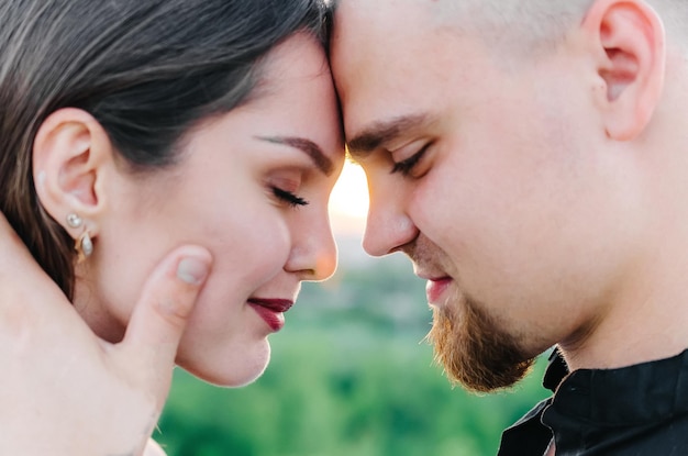 L'homme et la femme se touchent le front les yeux fermés