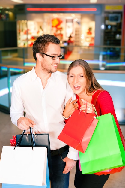 homme et femme shopping dans le centre commercial