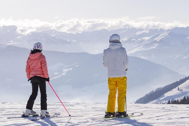 Homme et femme ski et snowboard dans les montagnes ski reso