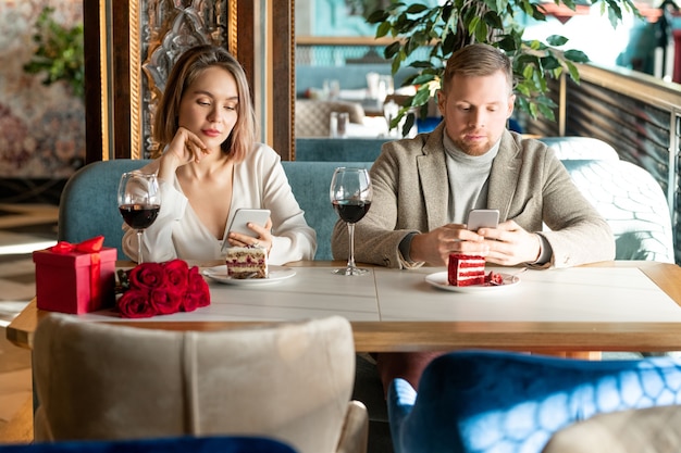 Homme et femme avec des smartphones