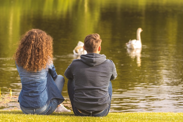 L'homme et la femme sont assis au bord de la rivière