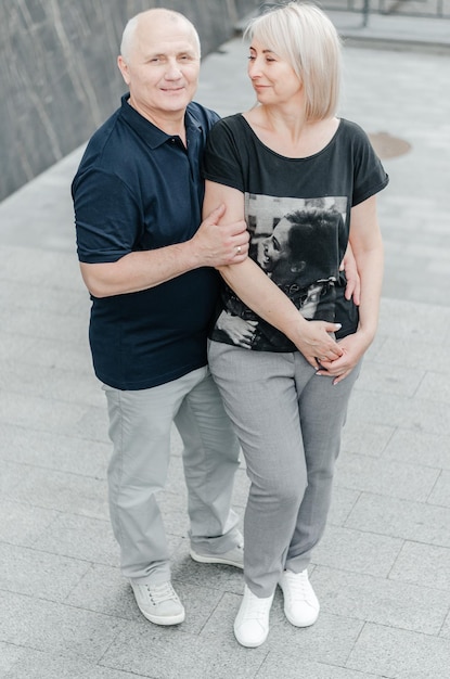 homme et femme en t-shirts sombres dans la rue