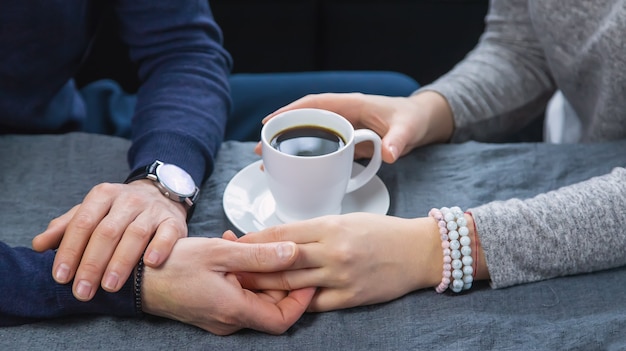 Photo homme et femme à la table avec une tasse de café