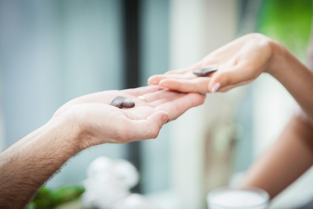 Un homme et une femme tenant des chocolats dans leurs mains