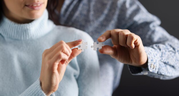 Un homme et une femme tentent de relier des puzzles blancs