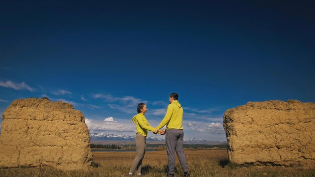 Homme et femme en tenue de sport jaune-vert