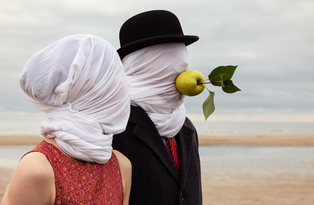 Homme et femme avec des tissus blancs sur la tête