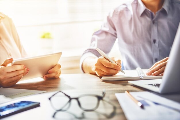 Homme et femme travaillant au bureau. travail d'équipe collaboratif.