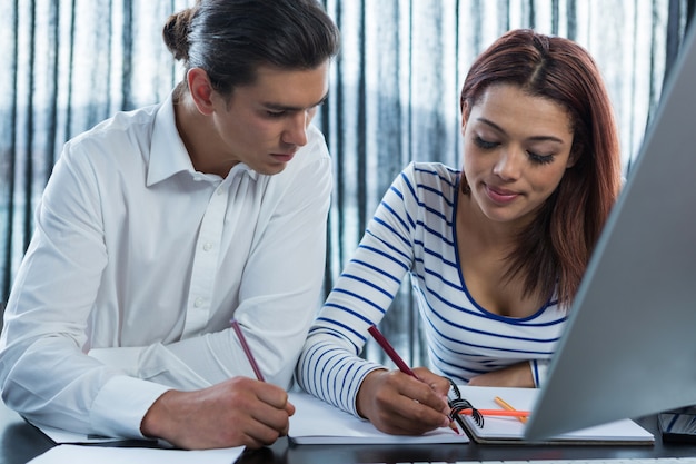 Homme et femme travaillant au bureau