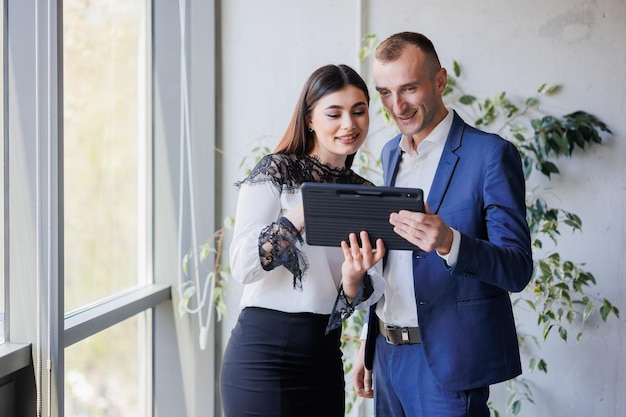 Homme et femme travaillant ensemble sur un projet