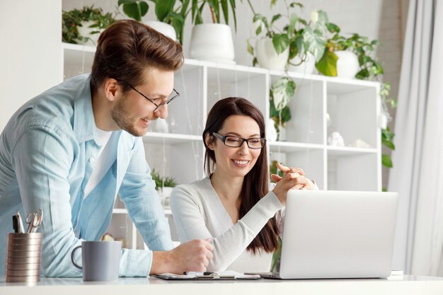 Un homme et une femme travaillent dans un bureau