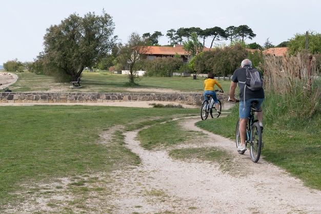 Homme et femme à vélo en campagne vue arrière