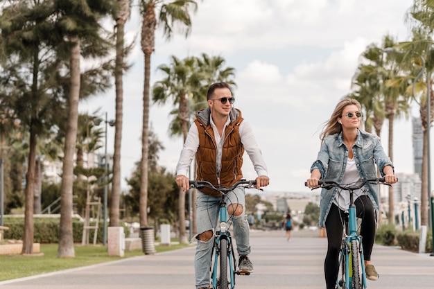 Photo homme et femme à vélo à l'extérieur