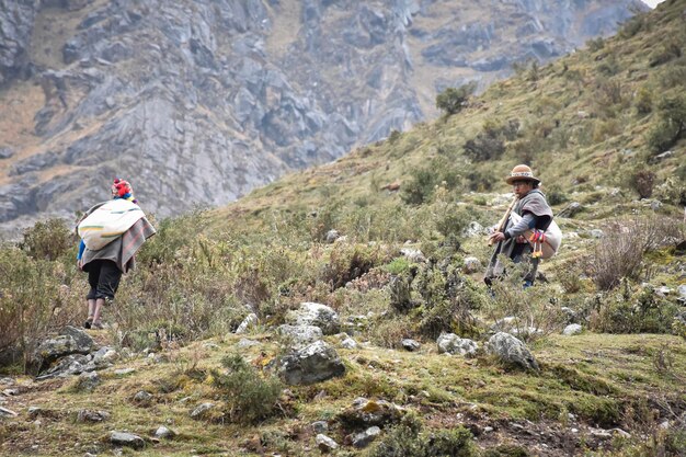 Photo un homme et une femme sur un vélo de montagne