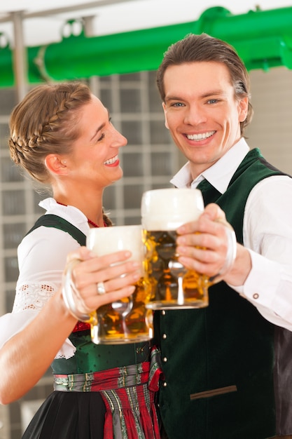 Photo homme et femme avec verre à bière dans une brasserie