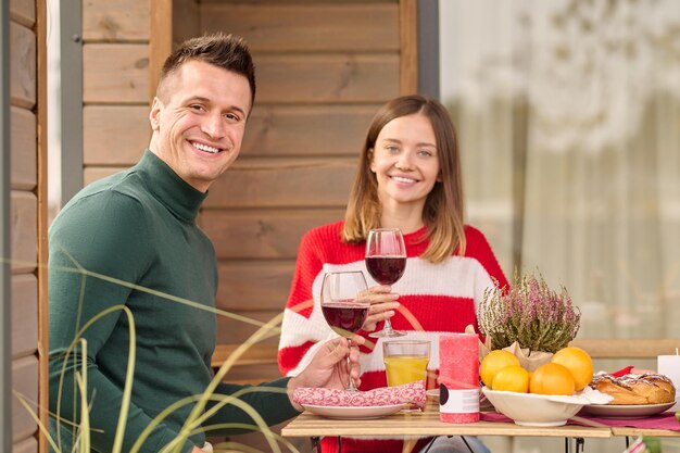 homme femme, à, verre vin, regarder appareil-photo