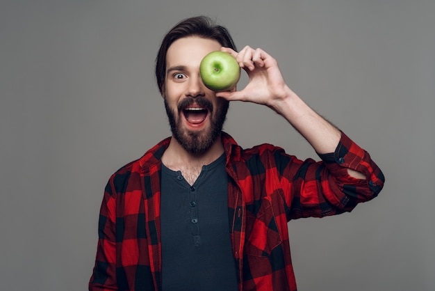 L'homme ferma les yeux avec une pomme et éclata de rire.