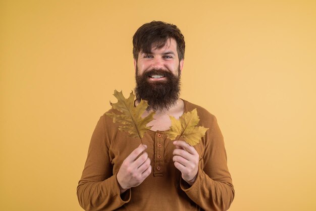 Homme avec feuille d'or automnale automne saisonnier mode hommes mode automne ventes remise homme barbu