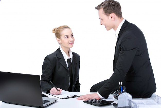 L'homme et la fille communiquent sur les processus de travail.