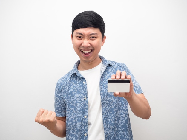 Homme fist up heureux avec carte de crédit en main isolé