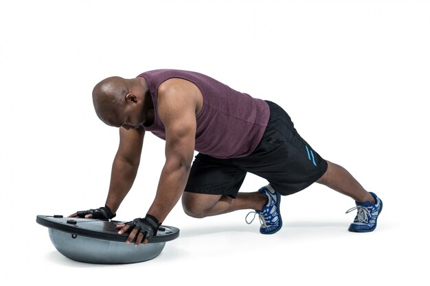 Homme fit exercice avec ballon bosu