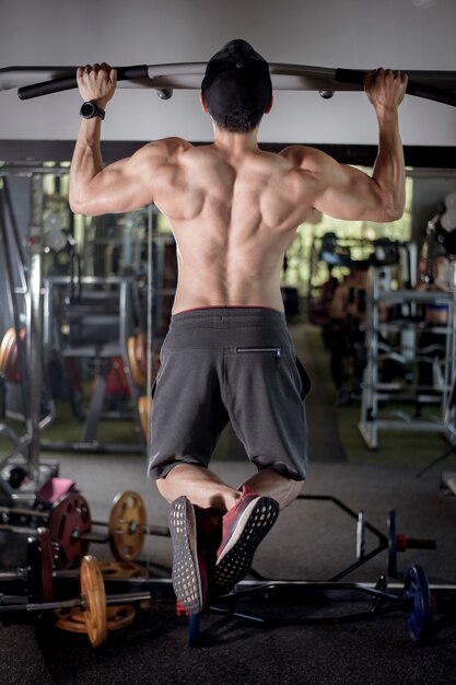 Un homme de fitness dans la salle de gym