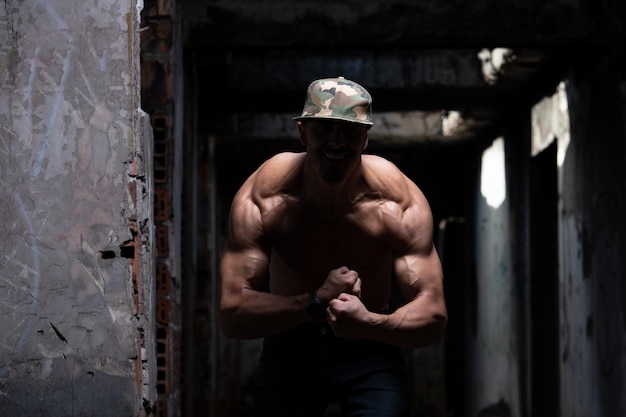 homme, fléchir muscles, dans, ruines