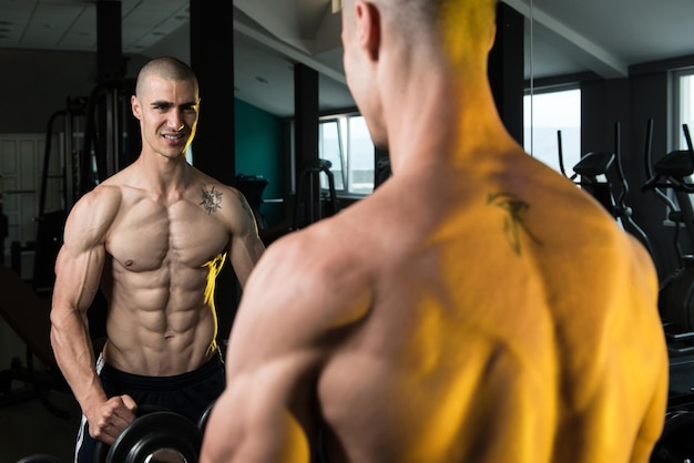 homme, fléchir muscles, devant, a, miroir