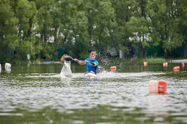 Homme flottant sur la rivière