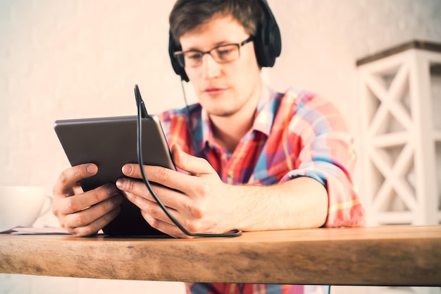 Homme flou écoutant de la musique