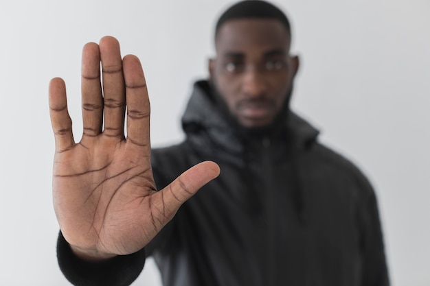 Homme flou portant un sweat à capuche