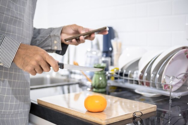 Homme floue cuisine asiatique dans la cuisine de la maison, il coupe les légumes