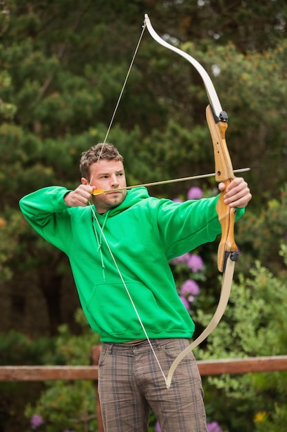 Homme focalisé pratiquant le tir à l&#39;arc