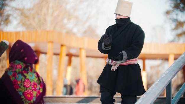 Homme de folklore russe dansant sur les escaliers et applaudissant avec ses mains