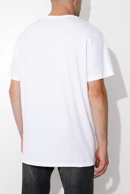 Photo homme sur fond blanc, copie espace sur t-shirt