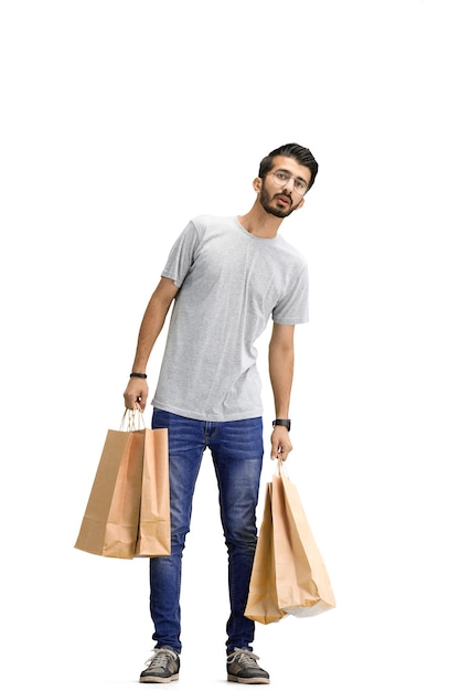 Un homme sur un fond blanc en pleine longueur avec des sacs