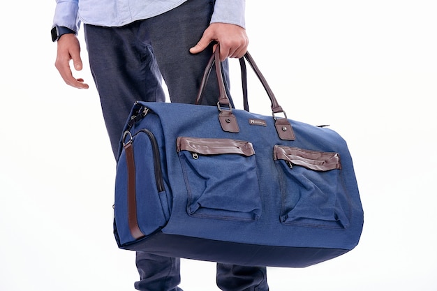 Homme sur fond blanc avec sac bleu