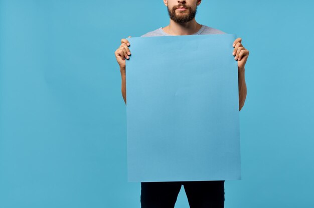 Photo un homme sur un fond bleu