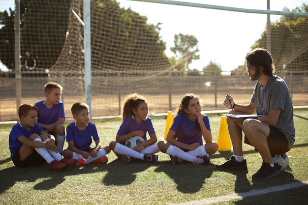 homme, formation, gosses, jouer football, vue côté