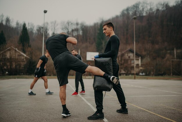 Homme formation kick box avec son entraîneur professionnel