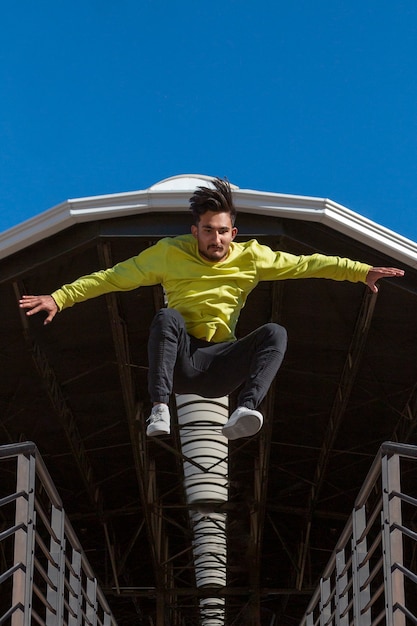 Photo homme en forme d'angle faible sautant à l'extérieur