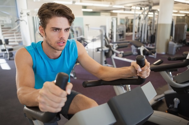 Homme en forme ciblée sur le vélo d&#39;exercice