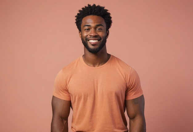 Photo un homme en forme dans un t-shirt pêche sourit chaleureusement sa constitution athlétique et son comportement détendu dépeignent la santé et