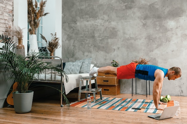 L'homme fort fait du sport à la maison