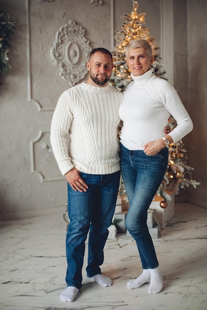 L'homme fort pose pour l'appareil-photo avec sa belle vieille mère