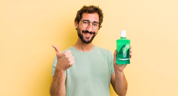 Homme fou avec une bouteille de rince-bouche