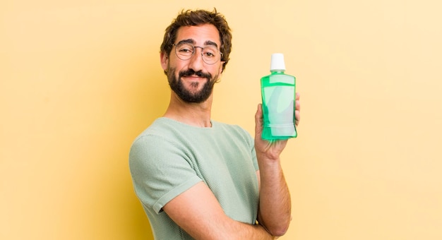 Homme fou avec une bouteille de rince-bouche